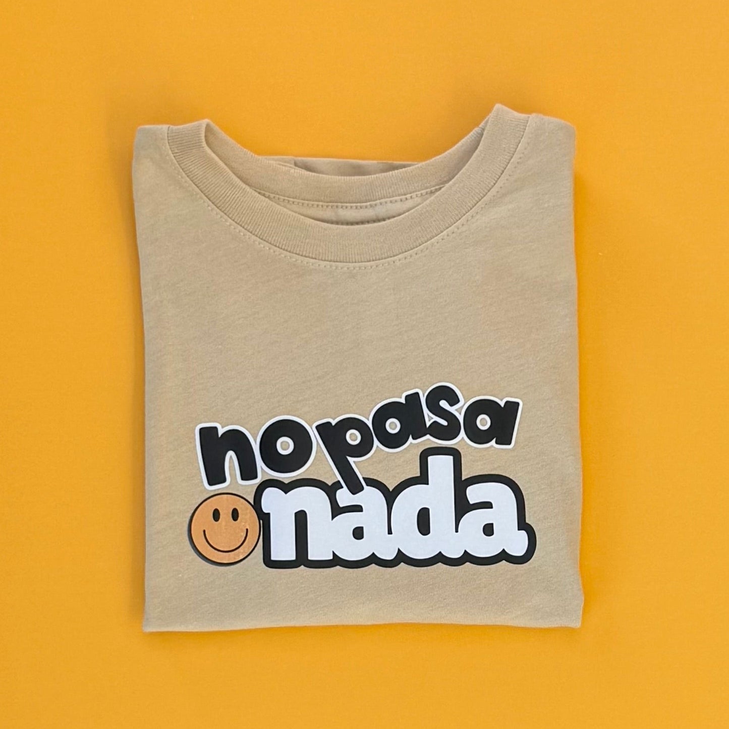 No Pasa Nada Kids T-Shirt l Latte
