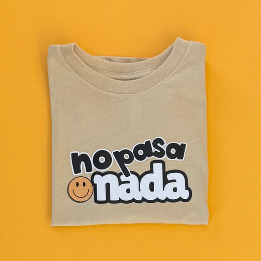 No Pasa Nada Kids T-Shirt l Latte