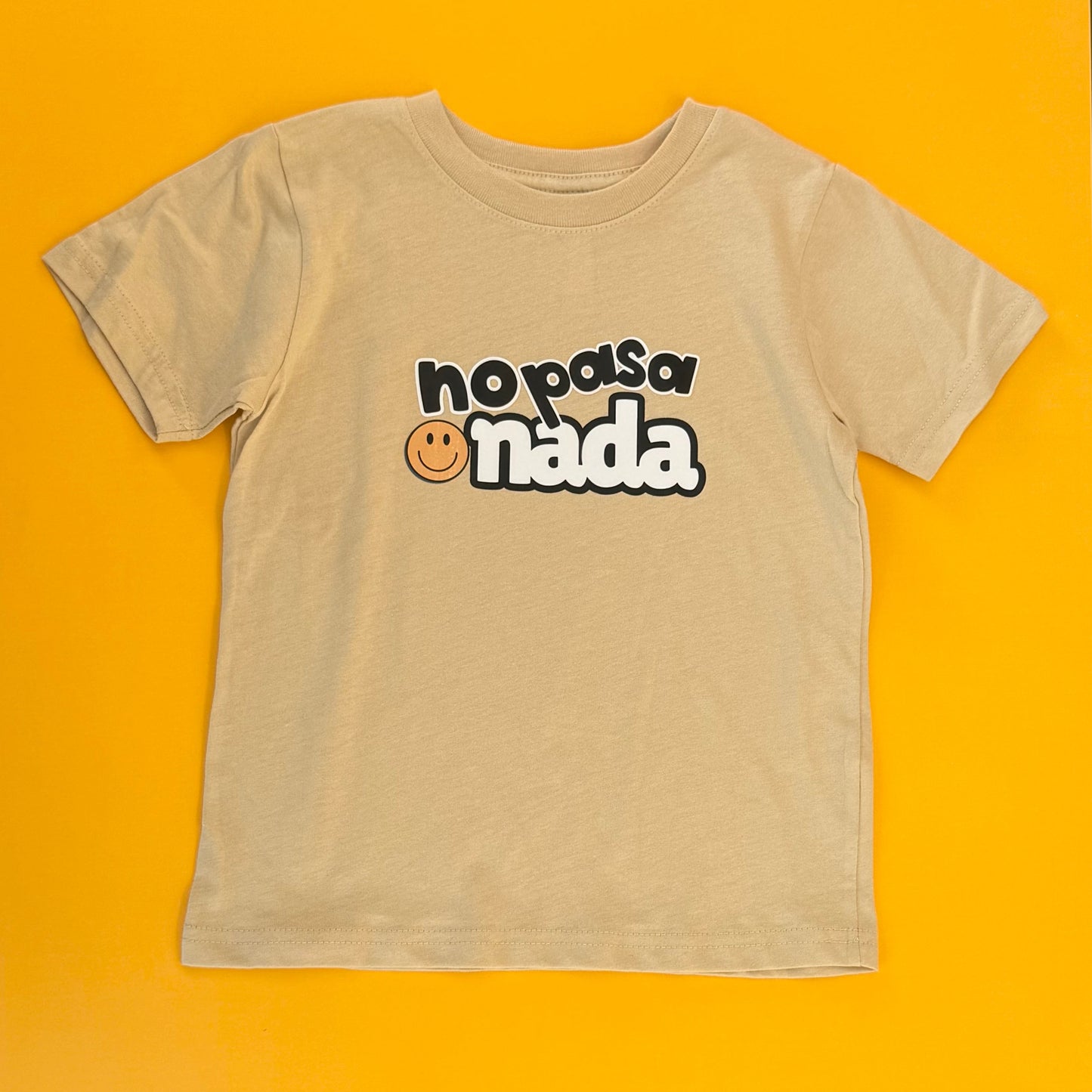 No Pasa Nada Kids T-Shirt l Latte